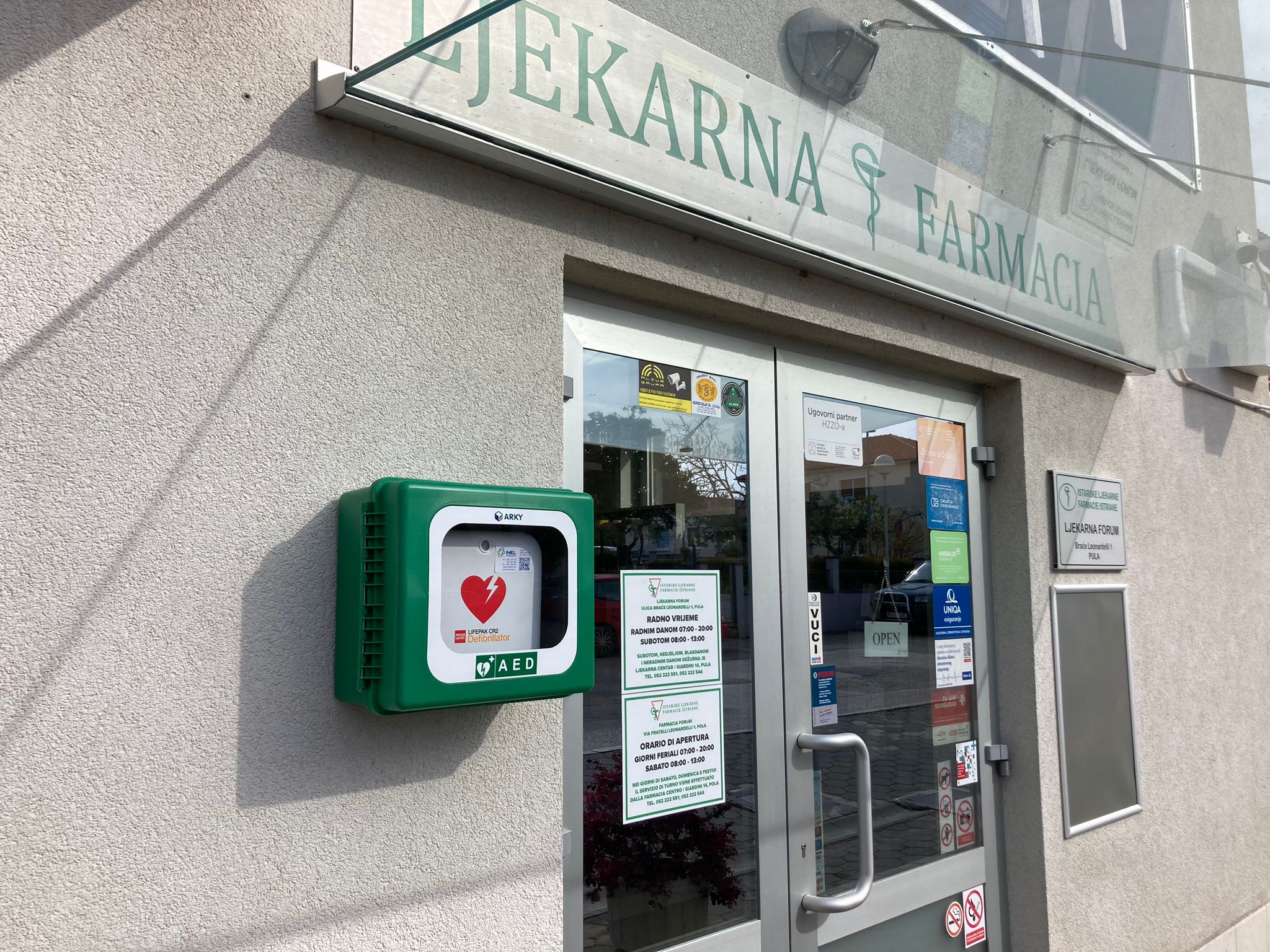 Defibrilatori niknuli na deset novih lokacija u Puli!